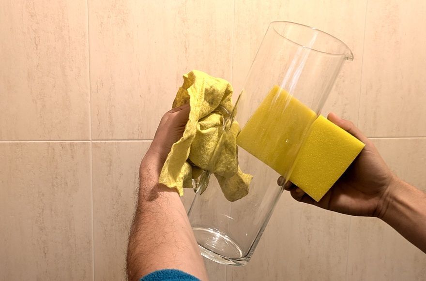 Imagen de como limpiar una jarra de vidrio