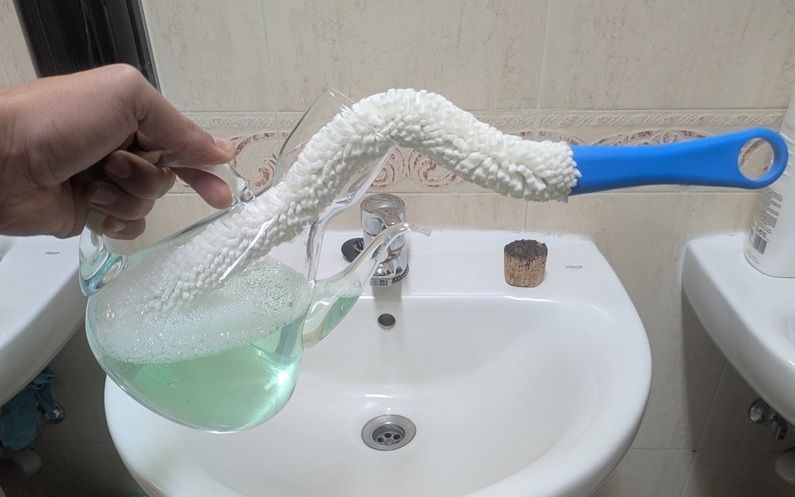 Imagen de mantenimiento de tu aceitera de vidrio soplado con esponja