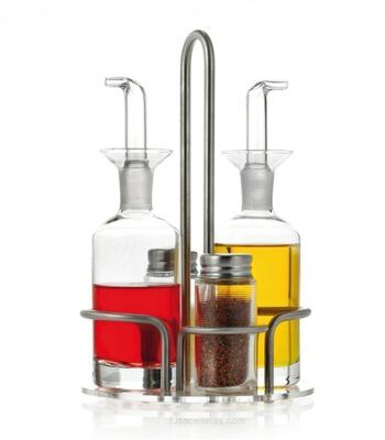 Imagen de una aceitera y una vinagrera con salero y pimentero